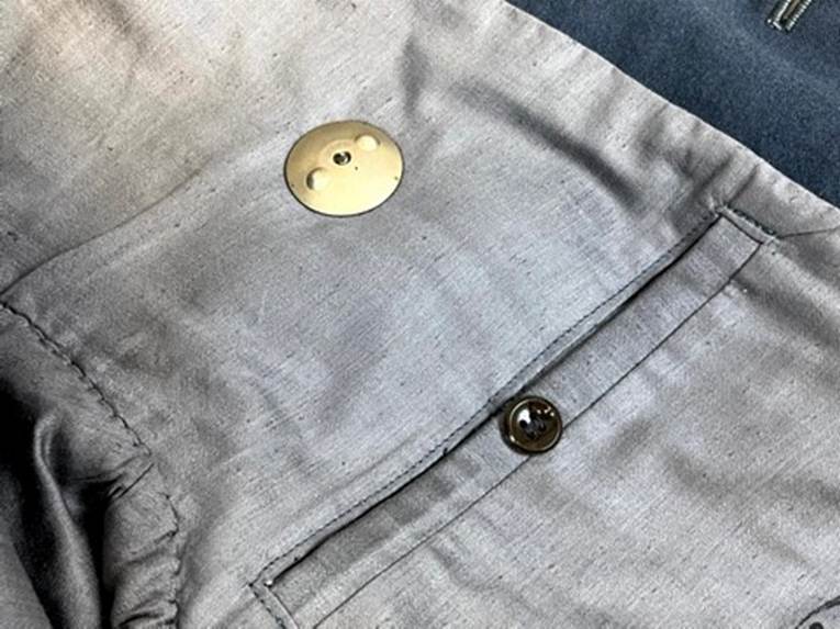 A button on a shirt

AI-generated content may be incorrect.