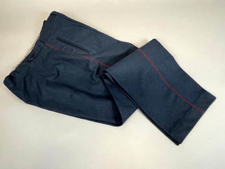 A pair of pants folded on a white surface

AI-generated content may be incorrect.