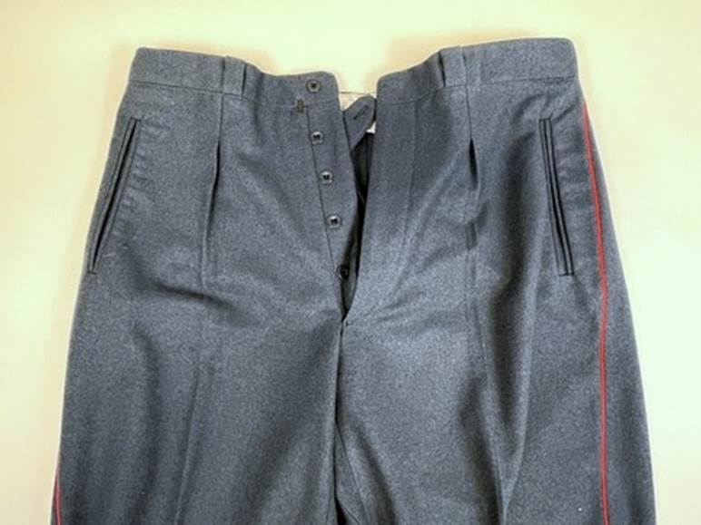A pair of grey pants

AI-generated content may be incorrect.