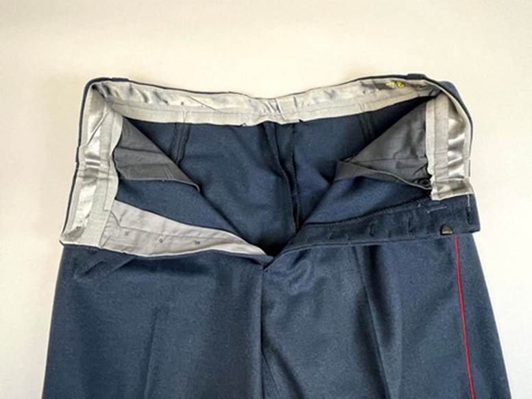 A blue pants with a red stripe

AI-generated content may be incorrect.