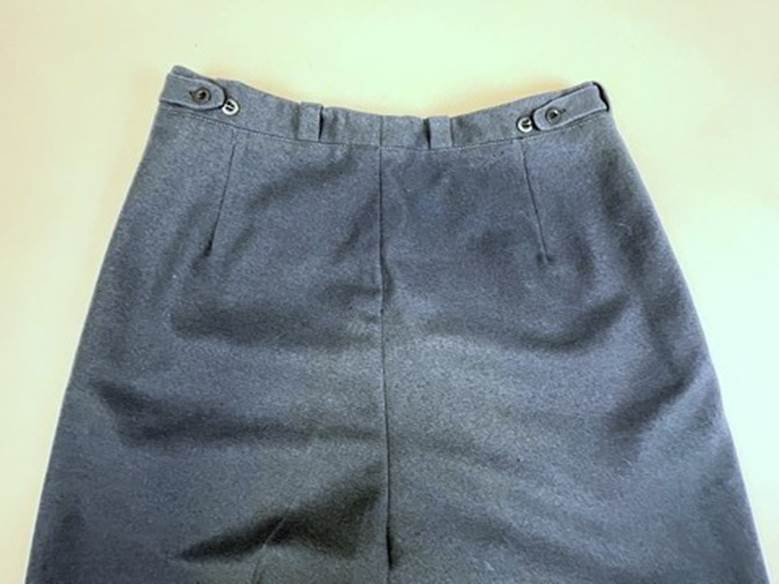 A close-up of a pair of pants

AI-generated content may be incorrect.