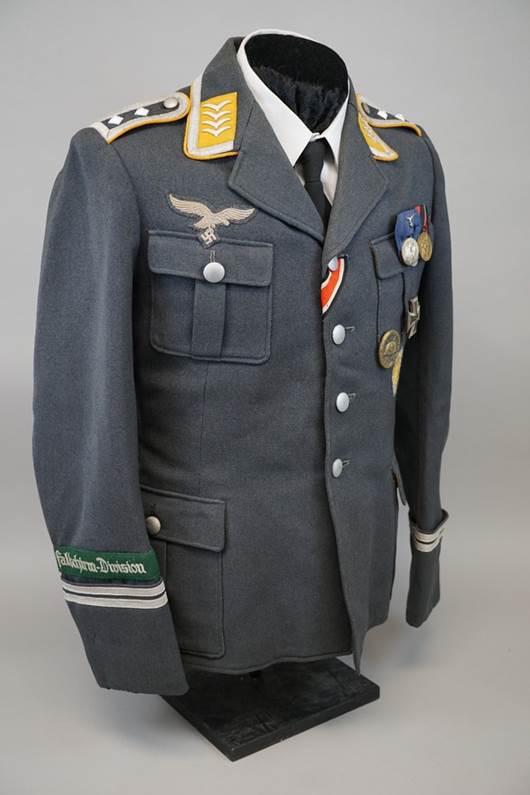A military uniform on a mannequin

AI-generated content may be incorrect.