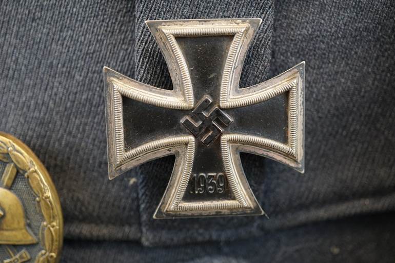 A close-up of a cross

AI-generated content may be incorrect.