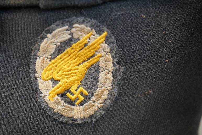 A patch on a black fabric

AI-generated content may be incorrect.