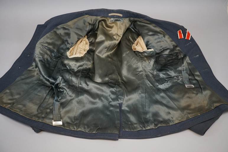 A close-up of a jacket

AI-generated content may be incorrect.