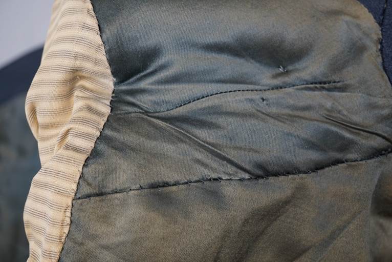 A close-up of a black and tan blanket

AI-generated content may be incorrect.