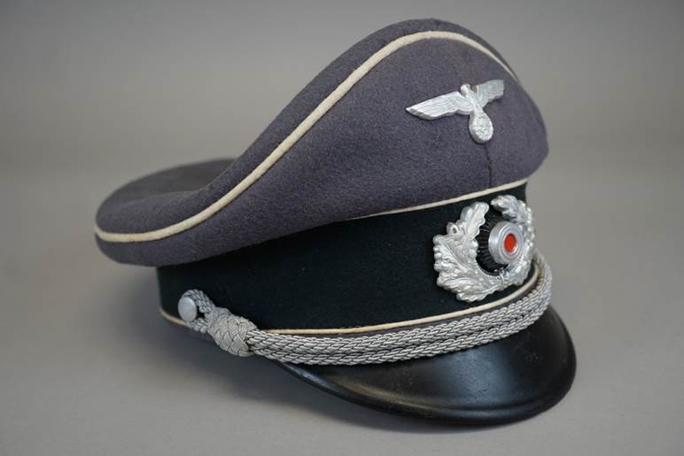 A black hat with a silver emblem

AI-generated content may be incorrect.