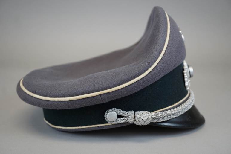 A grey hat with a white cord

AI-generated content may be incorrect.