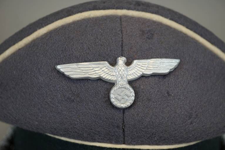 A close-up of a hat

AI-generated content may be incorrect.