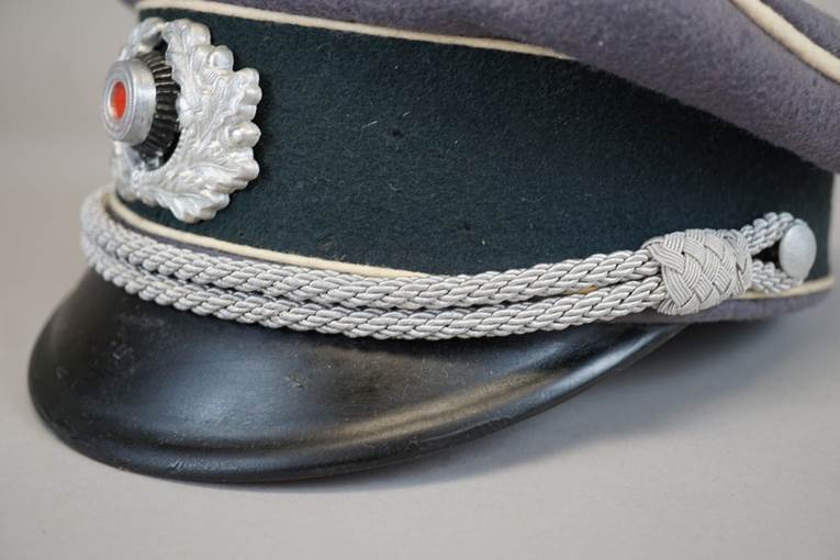A close-up of a hat

AI-generated content may be incorrect.