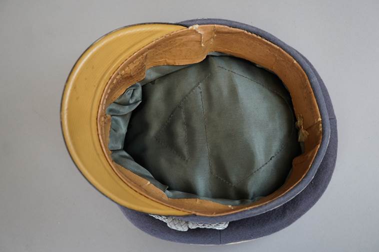 A top view of a hat

AI-generated content may be incorrect.