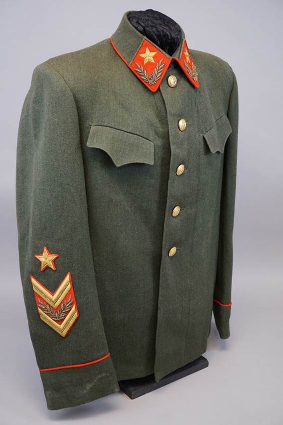 A military uniform with a red collar

AI-generated content may be incorrect.