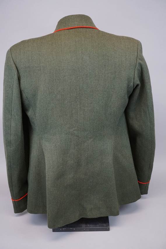 A back view of a jacket

AI-generated content may be incorrect.