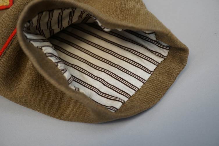 A brown hat with a white and brown stripe inside

AI-generated content may be incorrect.