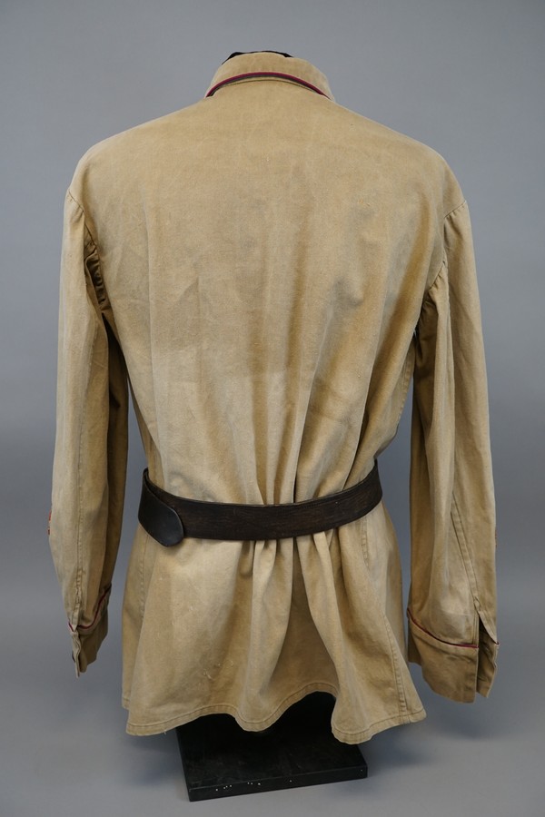 A close-up of a brown jacket

AI-generated content may be incorrect.