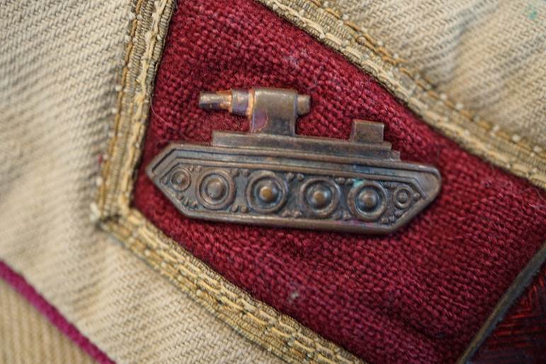 A metal object on a fabric

AI-generated content may be incorrect.