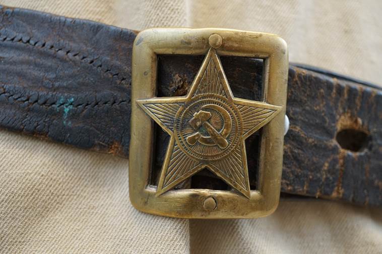 A star buckle on a belt

AI-generated content may be incorrect.