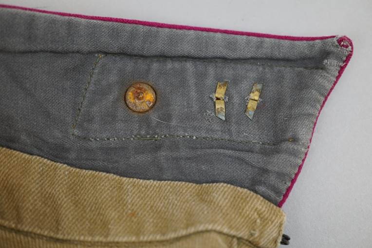 Close-up of a pocket with a button

AI-generated content may be incorrect.