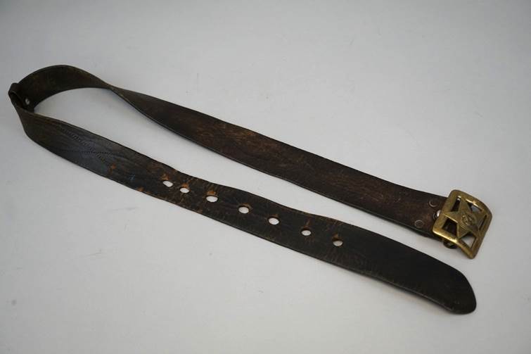 A close-up of a belt

AI-generated content may be incorrect.