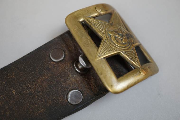 A close-up of a belt

AI-generated content may be incorrect.