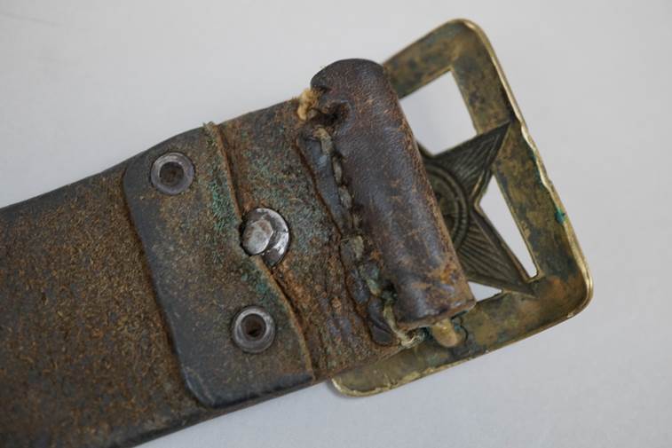 A close-up of a belt buckle

AI-generated content may be incorrect.