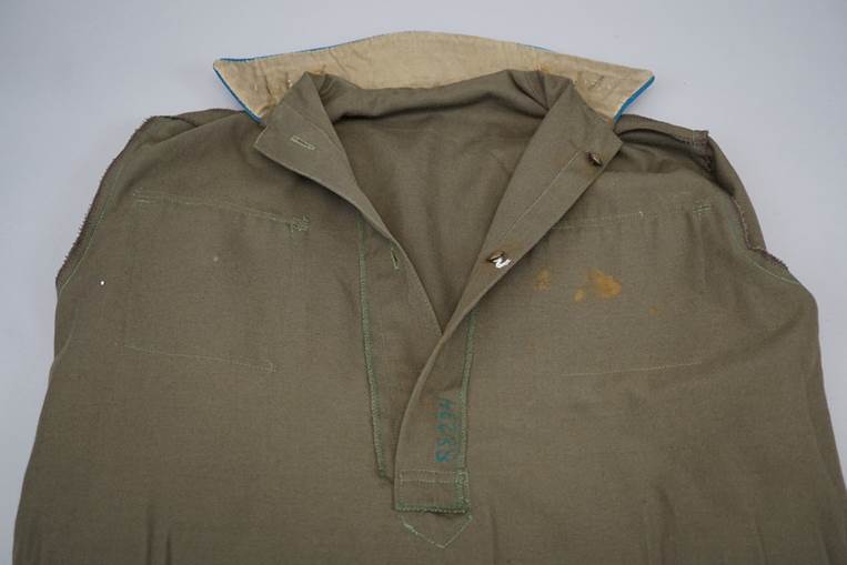 A close-up of a shirt

AI-generated content may be incorrect.