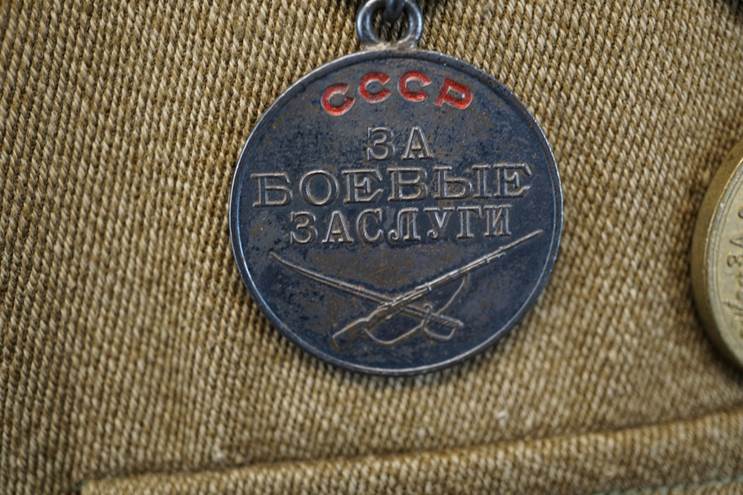 A medal on a piece of cloth

AI-generated content may be incorrect.