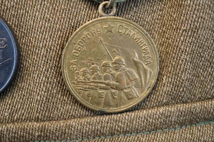 A close-up of a medal

AI-generated content may be incorrect.