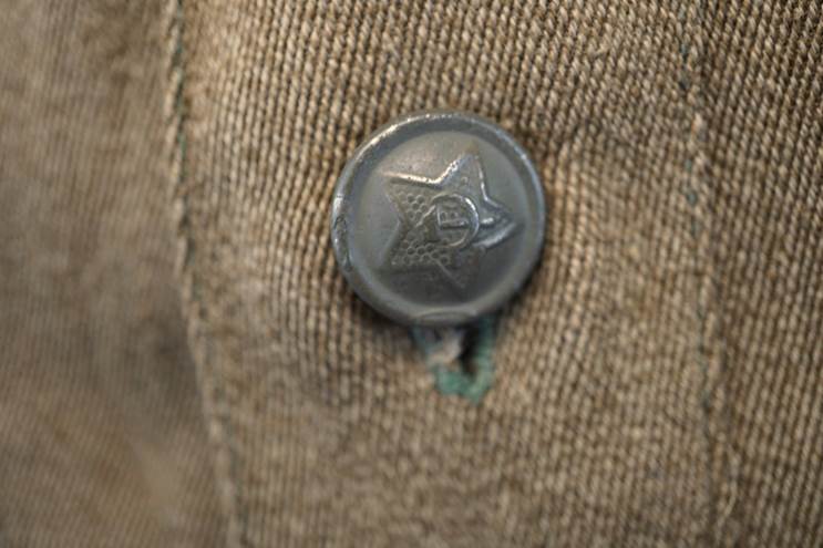 A button on a brown fabric

AI-generated content may be incorrect.