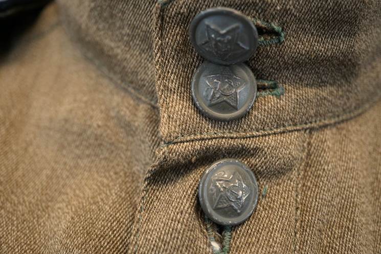 Buttons on a brown jacket

AI-generated content may be incorrect.