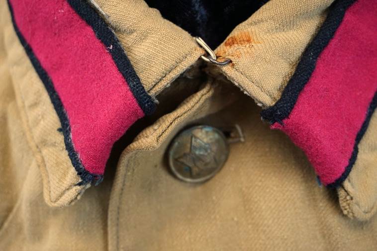 A close-up of a button on a jacket

AI-generated content may be incorrect.