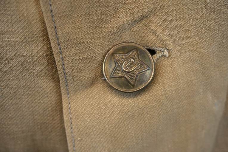 A button on a brown jacket

AI-generated content may be incorrect.