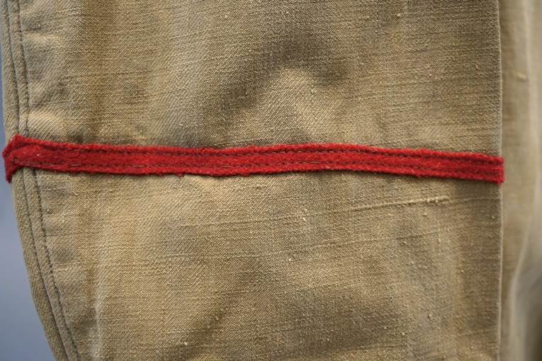 A close-up of a red line

AI-generated content may be incorrect.