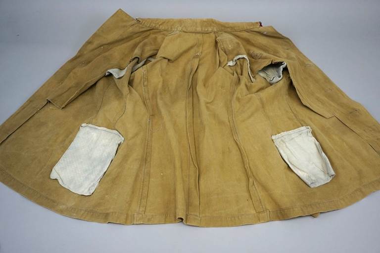 A brown skirt with pockets

AI-generated content may be incorrect.