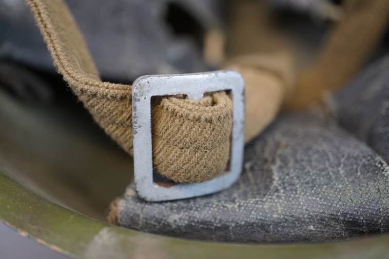 A buckle on a strap

AI-generated content may be incorrect.