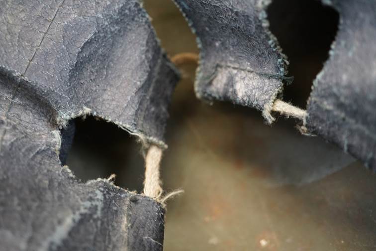 A close-up of torn fabric

AI-generated content may be incorrect.