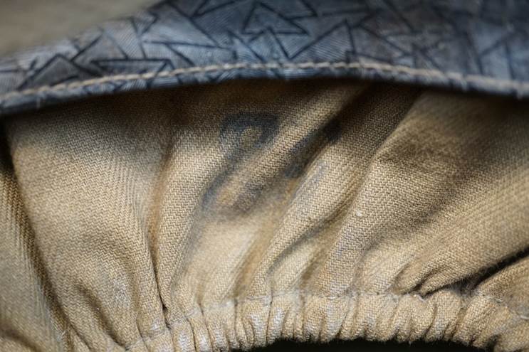 A close-up of a fabric

AI-generated content may be incorrect.