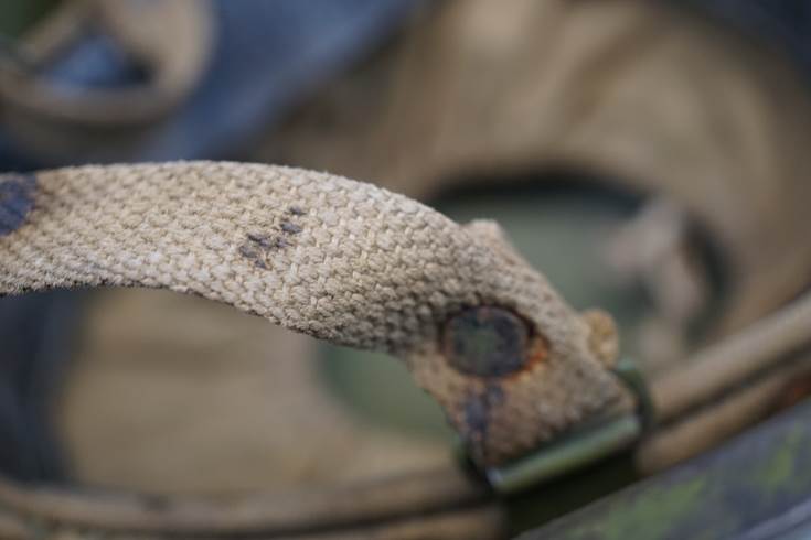 Close-up of a strap on a helmet

AI-generated content may be incorrect.