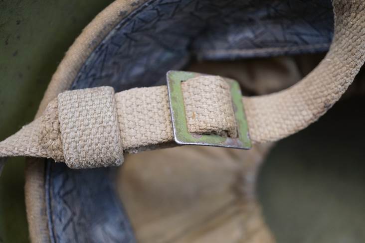 A close-up of a strap

AI-generated content may be incorrect.