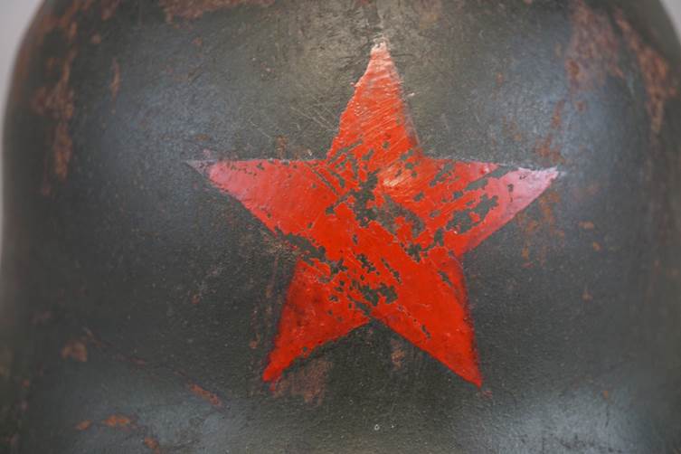 A red star on a black surface

AI-generated content may be incorrect.