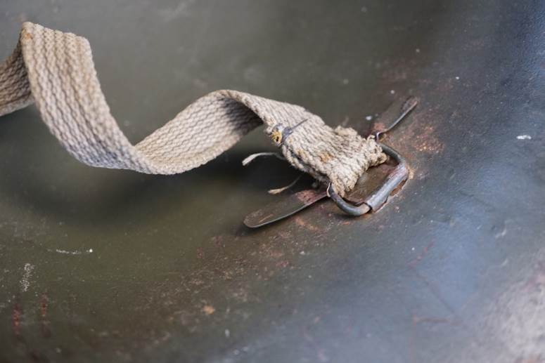 A close-up of a belt

AI-generated content may be incorrect.