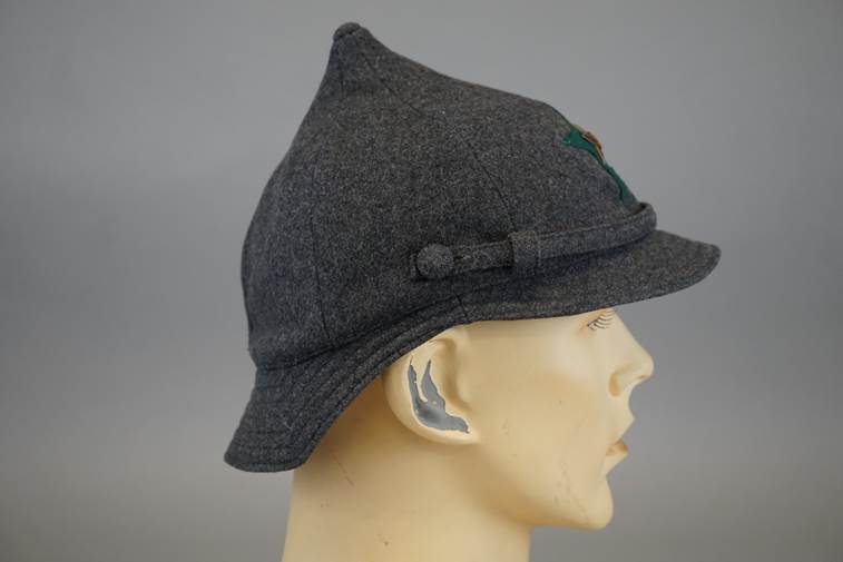 A mannequin head with a hat

AI-generated content may be incorrect.