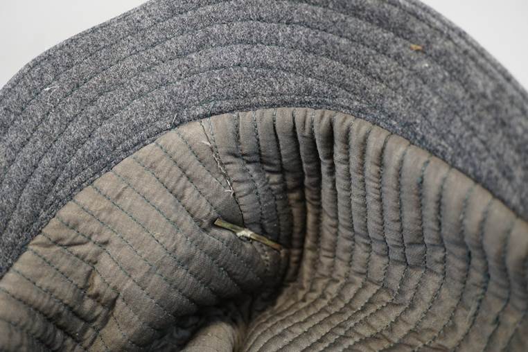 Close-up of a grey hat

AI-generated content may be incorrect.