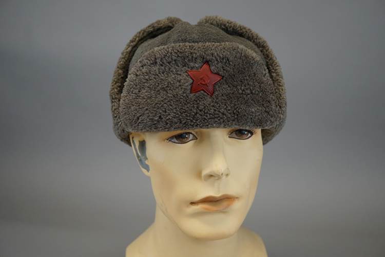 A mannequin wearing a hat

AI-generated content may be incorrect.