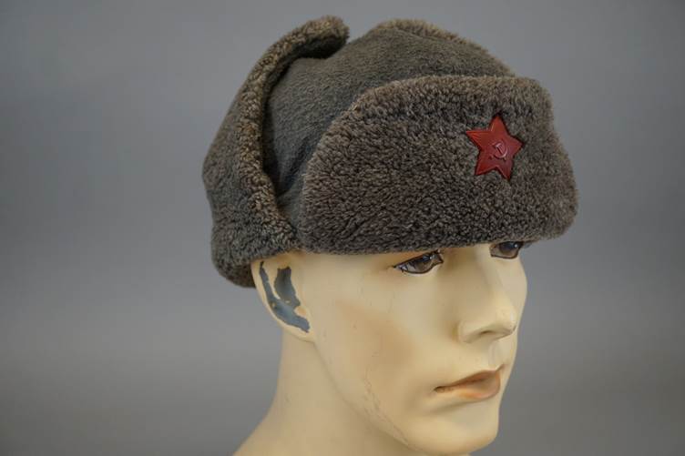 A mannequin wearing a hat

AI-generated content may be incorrect.