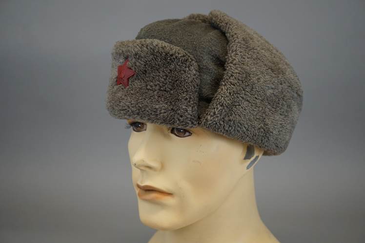 A mannequin wearing a hat

AI-generated content may be incorrect.