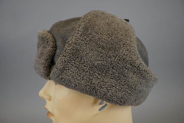 A mannequin wearing a hat

AI-generated content may be incorrect.