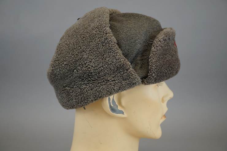 A mannequin wearing a hat

AI-generated content may be incorrect.