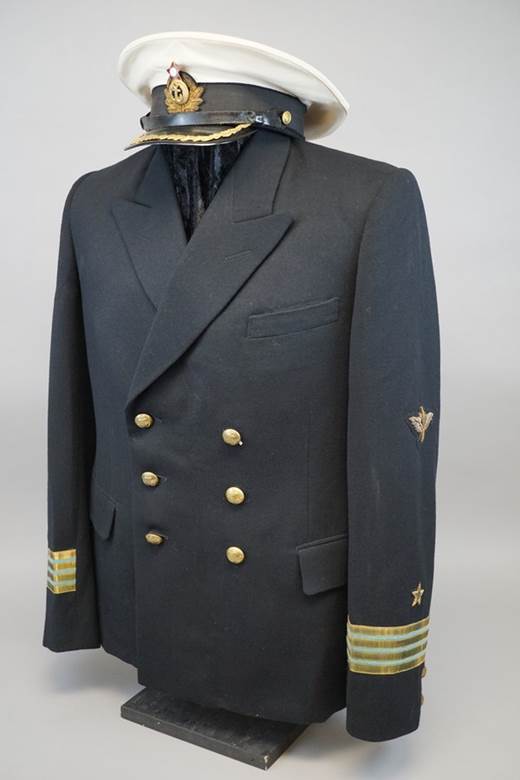 A military uniform on a mannequin

AI-generated content may be incorrect.