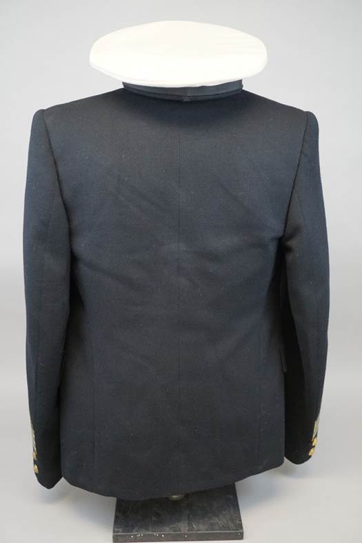 A black jacket with a collar

AI-generated content may be incorrect.